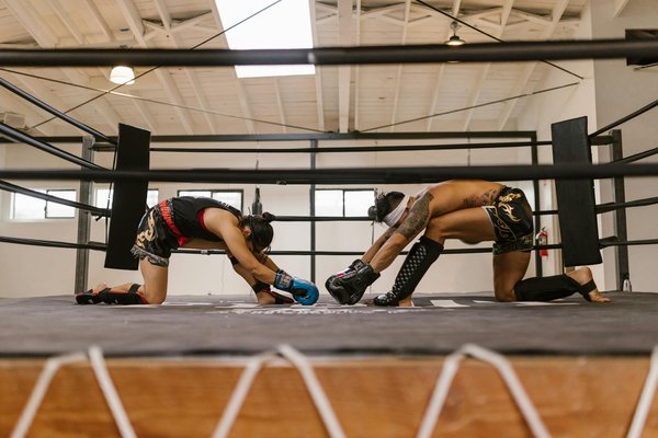 How to balance muscle building and flexibility for bodybuilders?